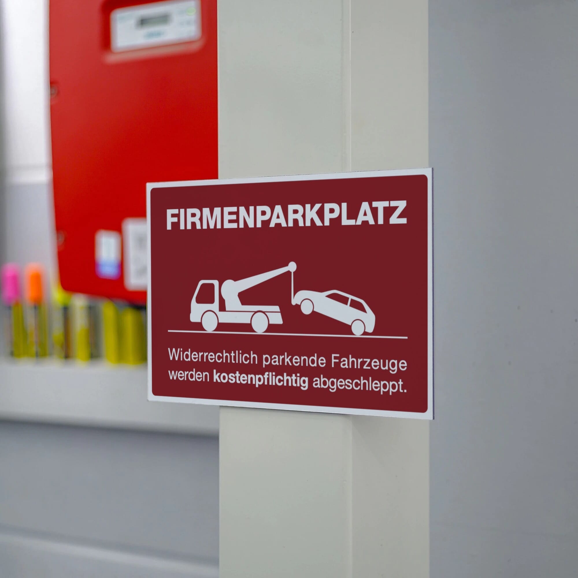 Rotes Aluminium-Verbundschild für Firmenparkplatz, 200x300 mm, mit klarer Beschriftung, auf Aufkleberdrucker.de gefertigt