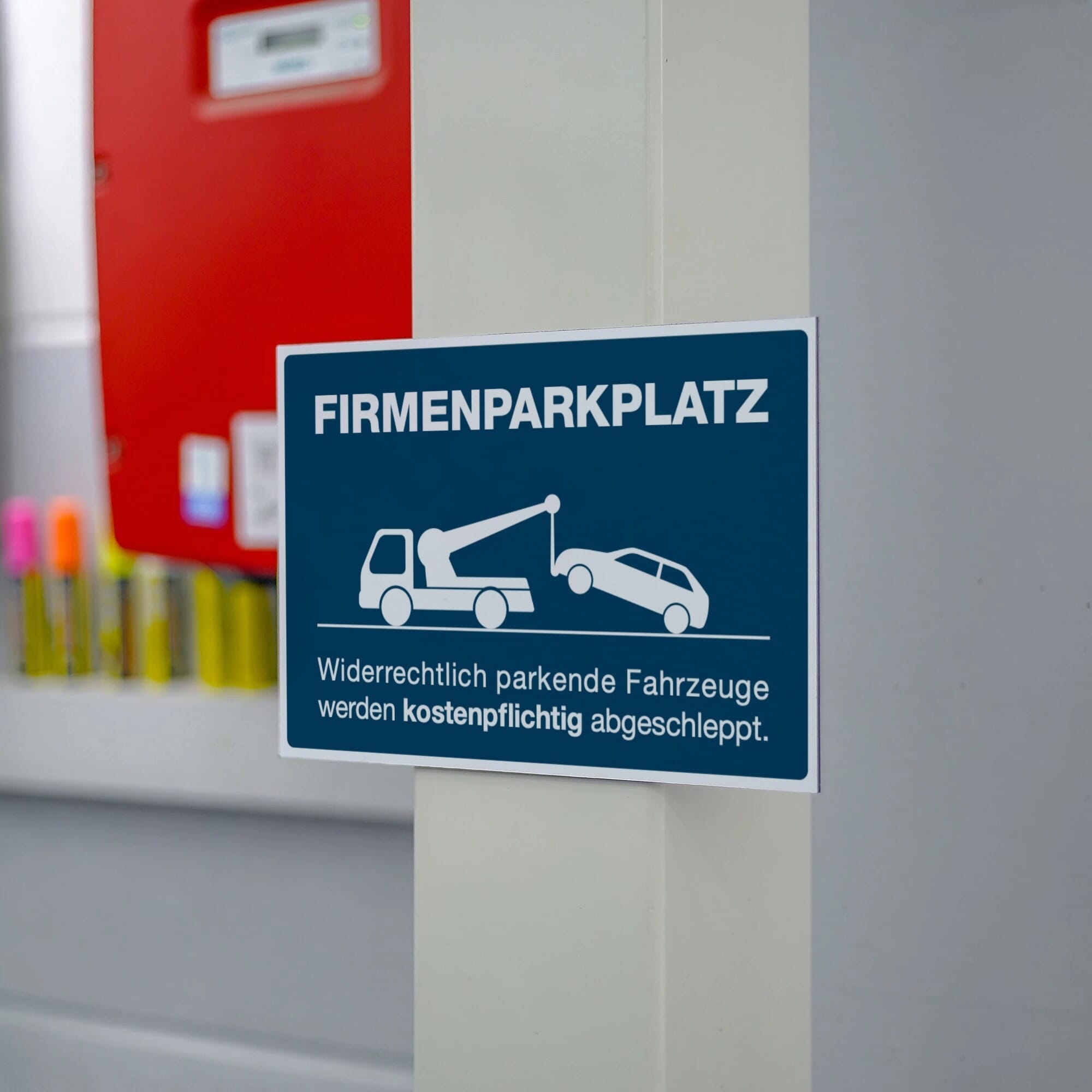Aluminium-Verbundschild für Firmenparkplatz in Blau, 200x300x4 mm, mit klarer Beschriftung, wetterfest und langlebig.
