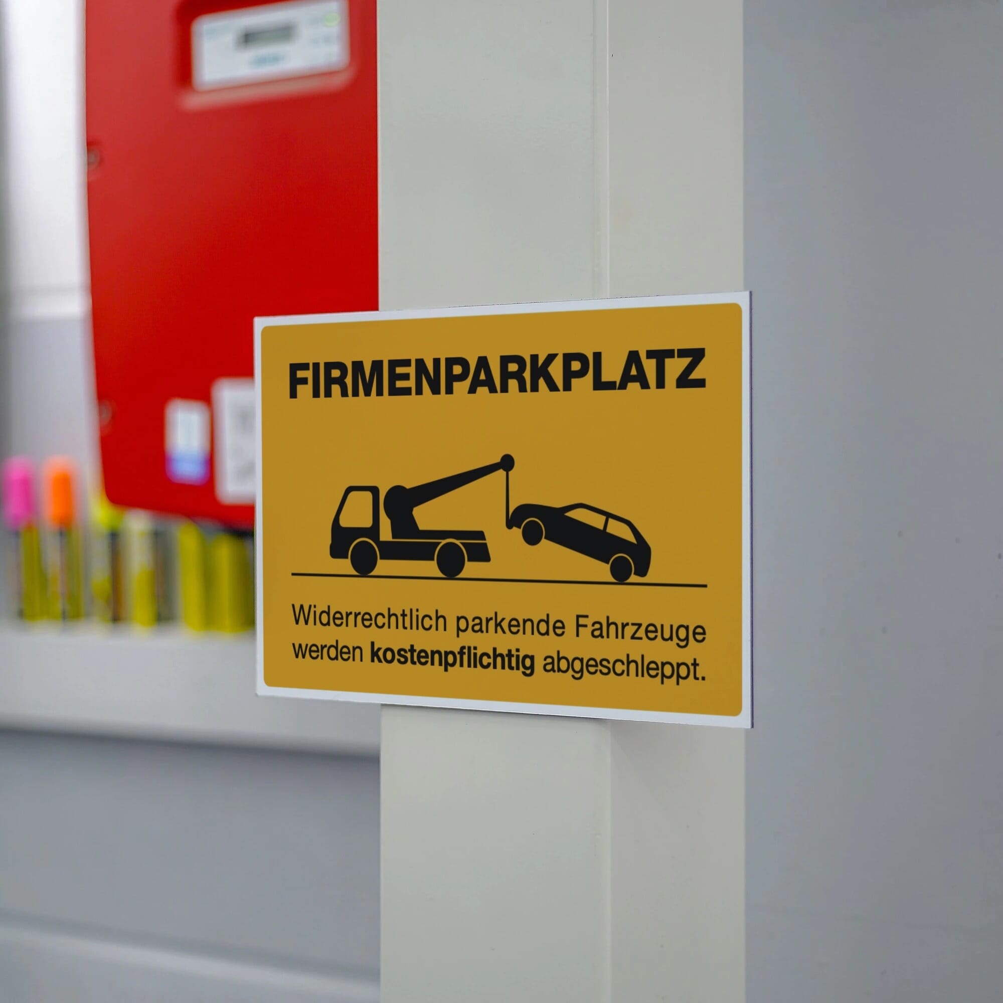 Aluminium-Verbundschild für Firmenparkplatz in Signalgelb, 200x300x4 mm, mit klarer Beschriftung, von aufkleberdrucker.de